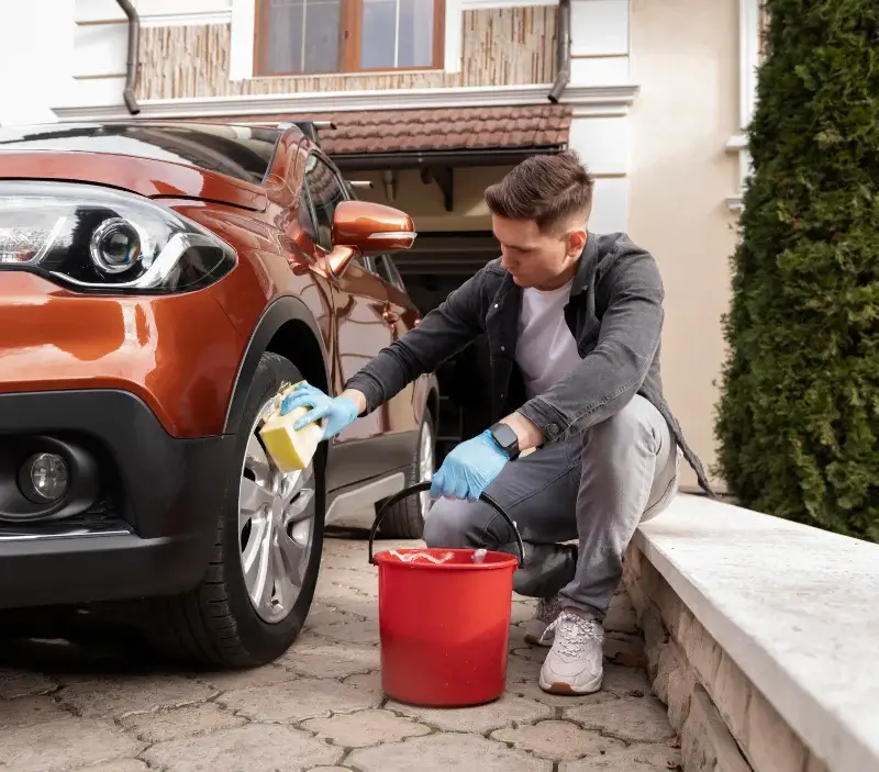 Lavage auto à domicile Saint-Jean-de-Serres : professionnel intervenant sur un véhicule